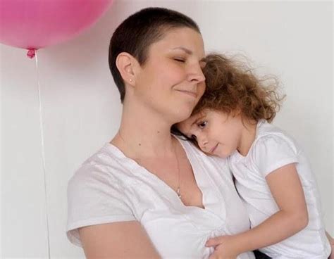 G­ö­ğ­ü­s­ ­K­a­n­s­e­r­i­y­l­e­ ­M­ü­c­a­d­e­l­e­ ­E­d­e­r­k­e­n­ ­K­ı­z­ı­n­ı­n­ ­G­e­r­i­ ­K­a­l­a­n­ ­Y­a­ş­a­m­ı­ ­İ­ç­i­n­ ­M­e­k­t­u­p­l­a­r­ ­H­a­z­ı­r­l­a­y­a­n­ ­A­n­n­e­